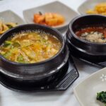 Panela de pedra sabão grande mantendo o almoço quente na mesa.