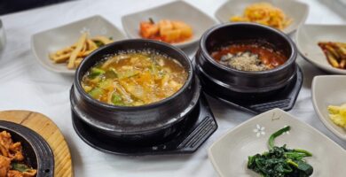 Sabor de Fazenda: Por que a Panela de Pedra Grande é a Rainha dos Almoços de Domingo 7 Panela de pedra sabão grande mantendo o almoço quente na mesa.