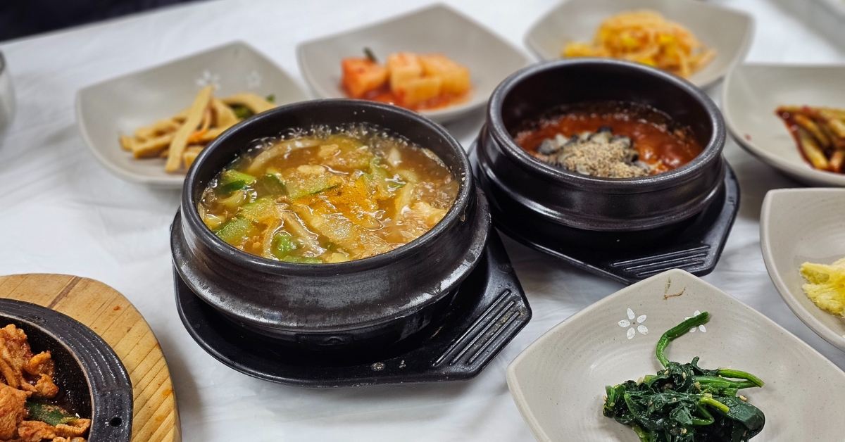 Panela de pedra sabão grande mantendo o almoço quente na mesa. Panela de pedra sabão grande mantendo o almoço quente na mesa.